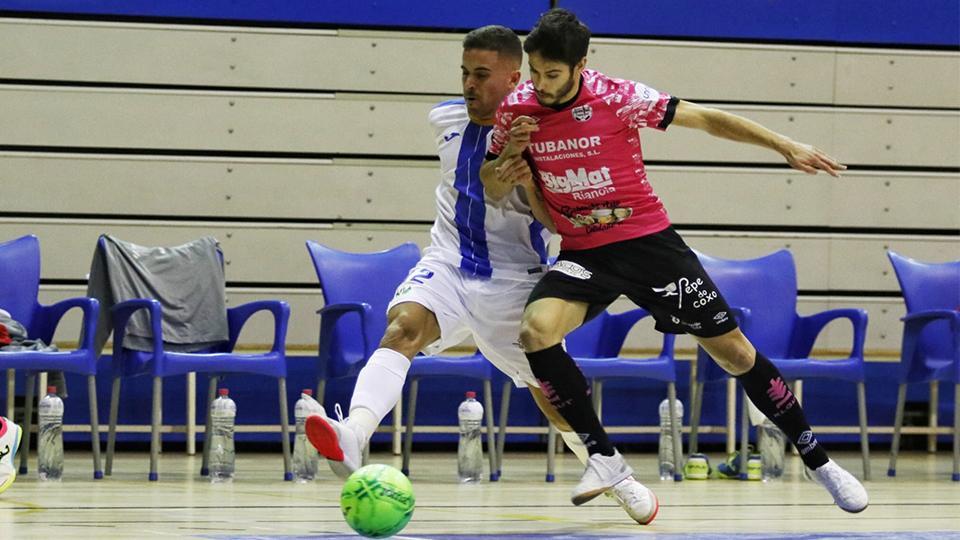 Lluc, de Noia Portus Apostoli, y Macías, del CD Leganés, pugnan por el balón.