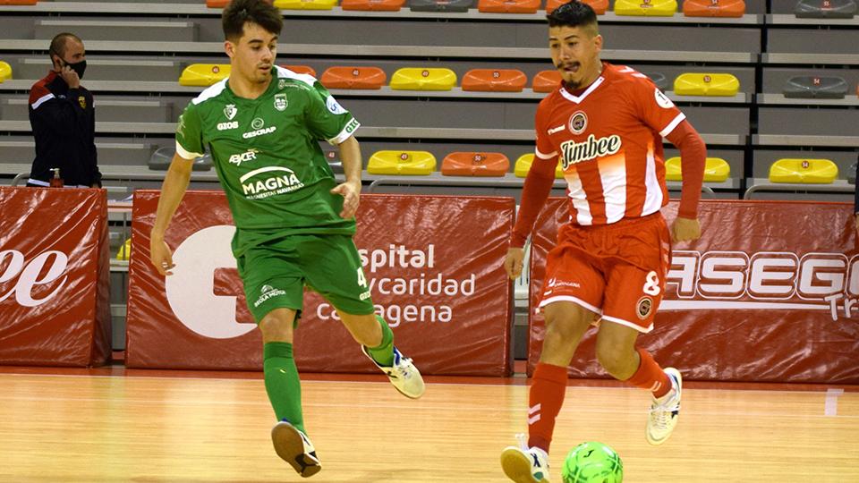 Franklin, de Jimbee Cartagena, conduce el balón ante Tony, de Osasuna Magna Xota