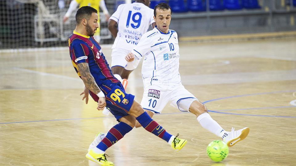 Ximbinha, del Barça, golpea el balón ante Adri, de O Parrulo Ferrol (Fotografía: Ernesto Arandilla)