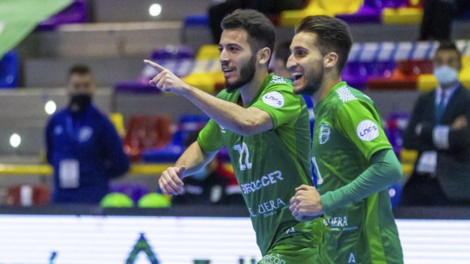Los jugadores del BeSoccer CD UMA Antequera celebran un tanto.