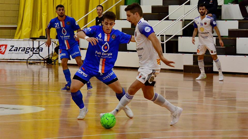 Jamur, jugador del Fútbol Emotion Zaragoza, ante Marcos Forga, del Full Energía Zaragoza. (Foto: Andrea Royo López)