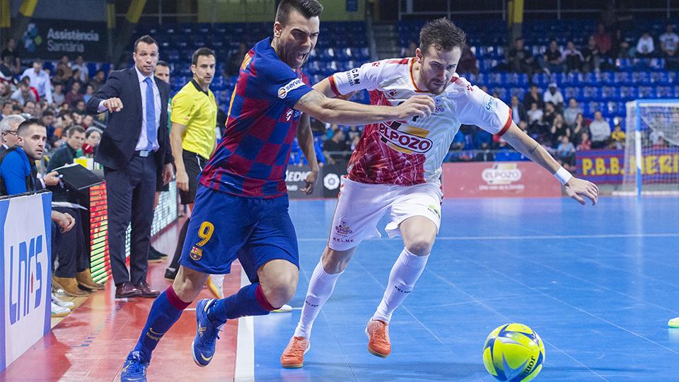 Sergio Lozano, del Barça, y Paradynski, de ElPozo Murcia Costa Cálida, disputan el balón durante un partido