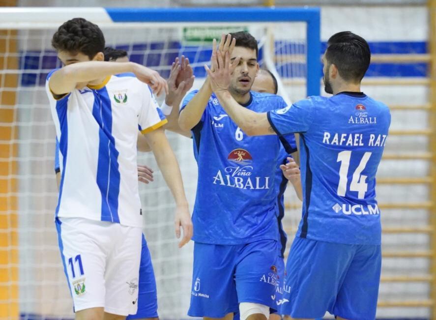 Los jugadores del Viña Albali Valdepeñas celebran un gol durante la Copa de SM El Rey