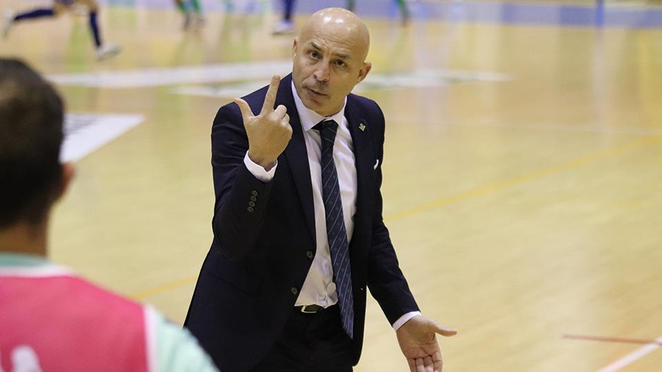 Juanito, entrenador del Real Betis Futsal, durante un partido