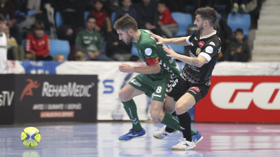 Roberto Martil, de Osasuna Magna Xota, ante la presión de Jesús Rodríguez, de Córdoba Patrimonio.