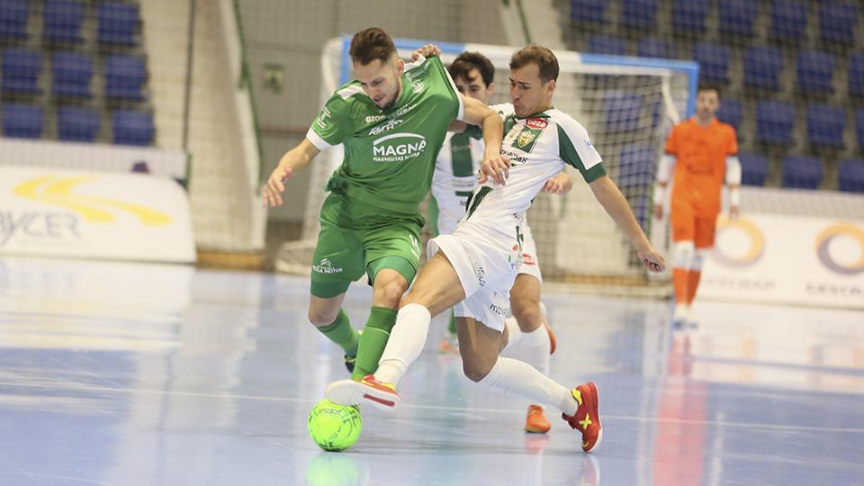 Linhares, jugador del Osasuna Magna Xota, ante Koseky, del Córdoba Patrimonio de la Humanidad.