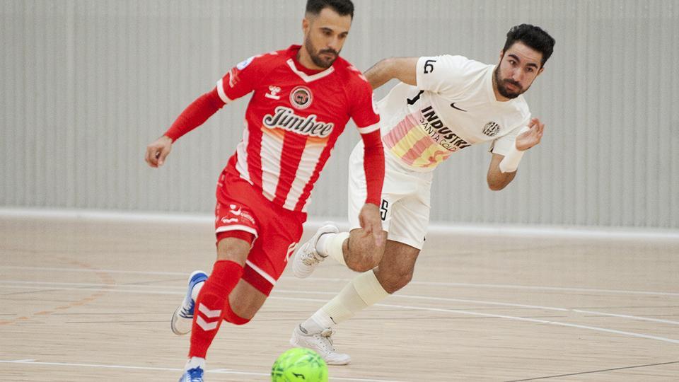 Juanpi, del Jimbee Cartagena, conduce el balón ante Llamas, de Industrias Santa Coloma