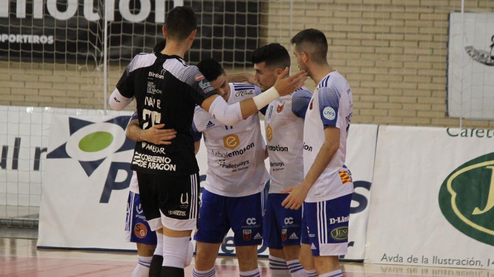 Los jugadores del Fútbol Emotion Zaragoza celebran un tanto. (Foro: Aitana Sánchez Herber)