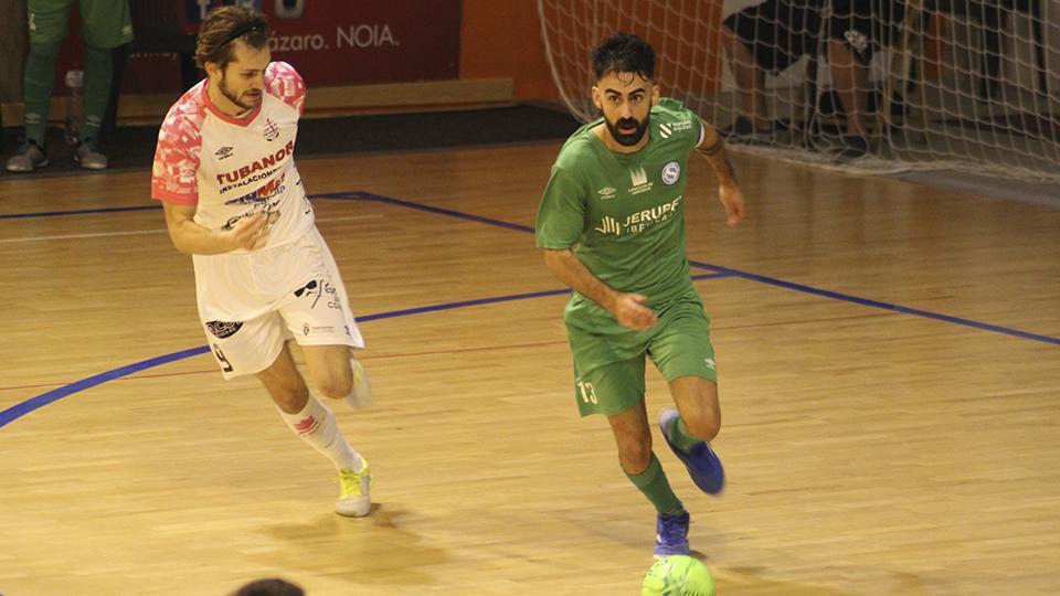 Dani Blanco, de Santiago Futsal, conduce el balón.