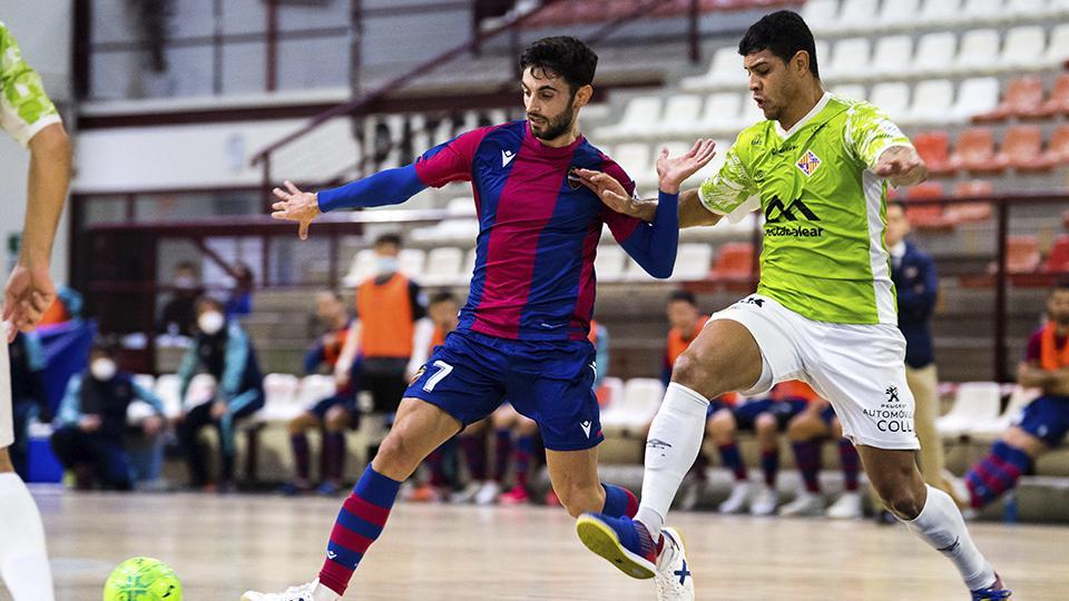 Rubi, jugador del Levante UD FS, ante Vilela, del Palma Futsal.