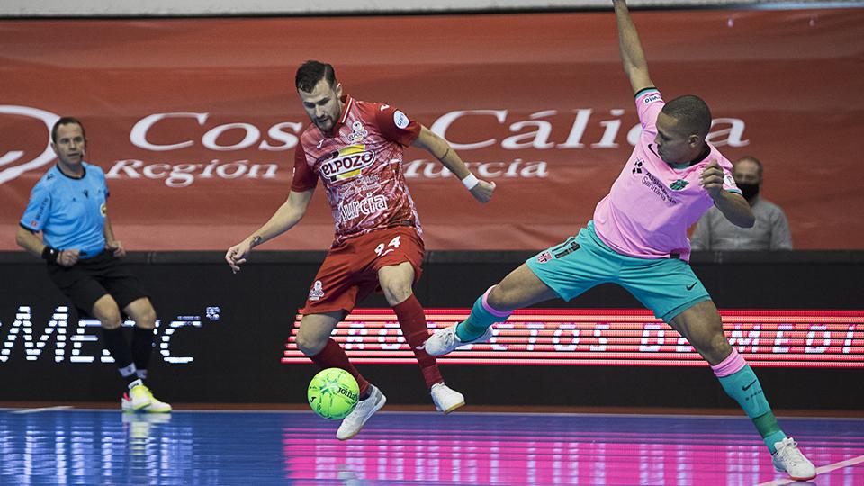 Paradynski, de ElPozo Murcia Costa Cálida, y Ferrao, de Barça, disputan el balón.