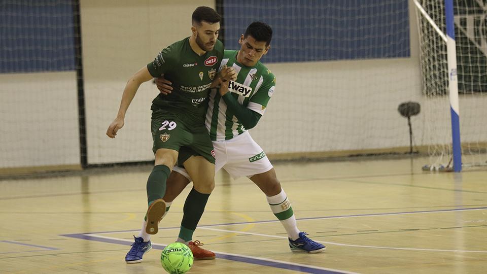 Saura, de Córdoba Patrimonio, controla el balón ante la presión rival.