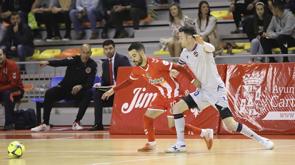 Juanpi, de Jimbee Cartagena, pelea por el balón con Márquez, del Levante UD.