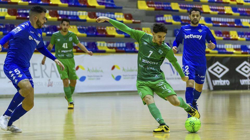 Alvarito, de BeSoccer CD UMA Antequera, dispara a puerta.