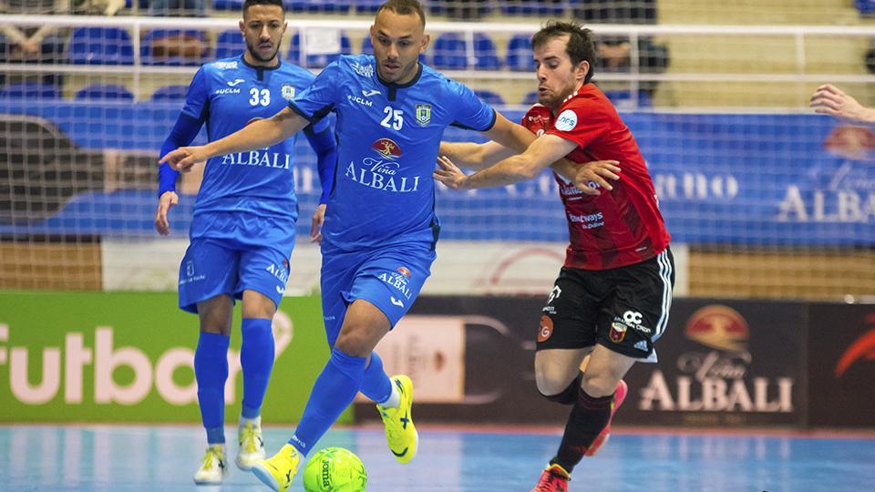Matheus Preá, de Viña Albali Valdepeñas, conduce el balón con Richi Felipe, de Fútbol Emotion Zaragoza (Fotografía: ACP-FSV)