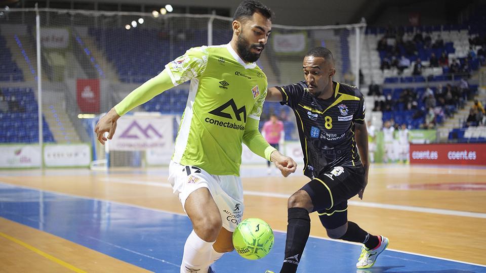 Diego Nunes, de Palma Futsal, controla el balón ante William, de O Parrulo Ferrol