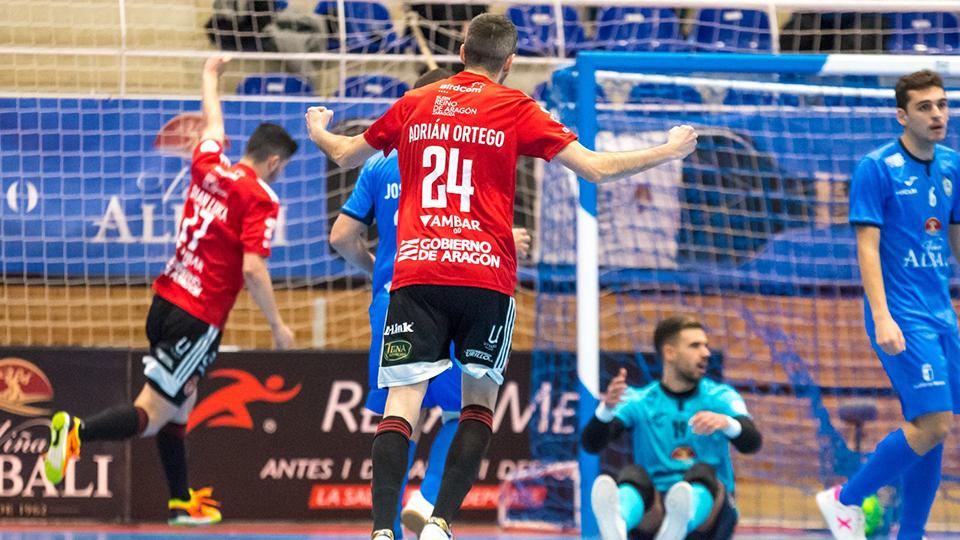 Adri Ortego, jugador del Fútbol Emotion Zaragoza, celebra un tanto. (Foto: ACP - FSV)