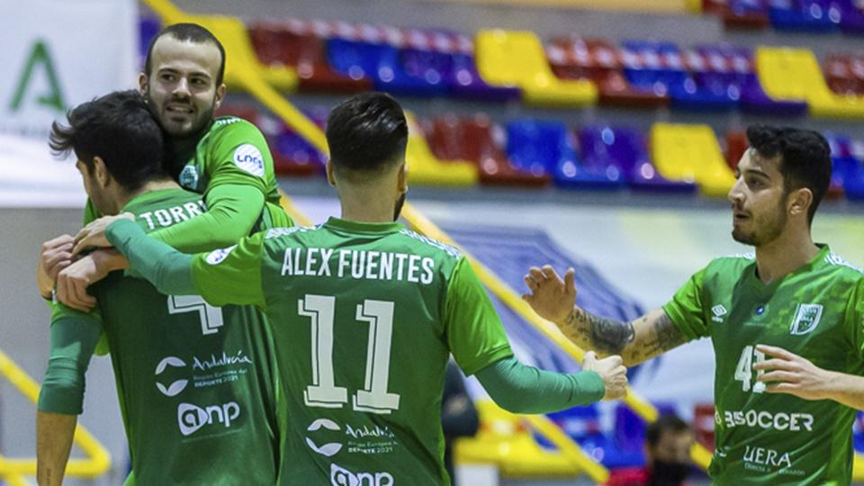 Los jugadores del BeSoccer CD UMA Antequera celebran un tanto.