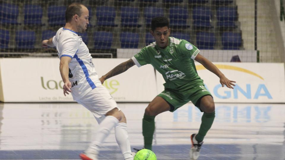 Nano, jugador del Viña Albali Valdepeñas, ante Bynho, de Osasuna Magna Xota.