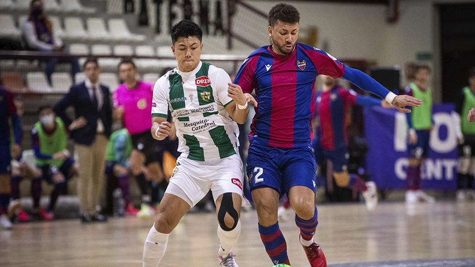 Shimizu, jugador del Córdoba Patrimonio de la Humanidad, pugna por el balón con Araça, del Levante UD FS.