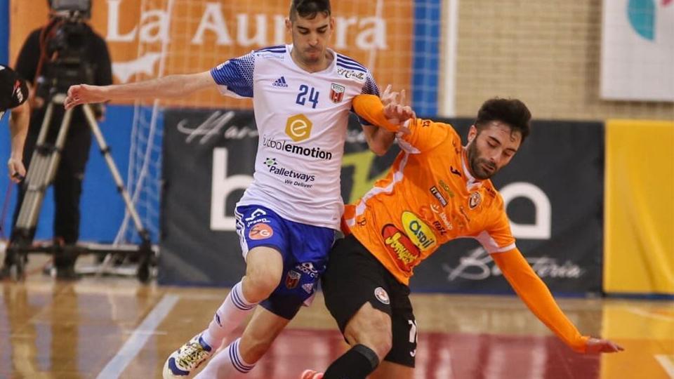 Adri Ortego, del Fútbol Emotion Zaragoza, y Pablo Ibarra, de Ribera Navarra FS, pugnan por el balón (Fotografía: Jorge Vicioso Guiu)