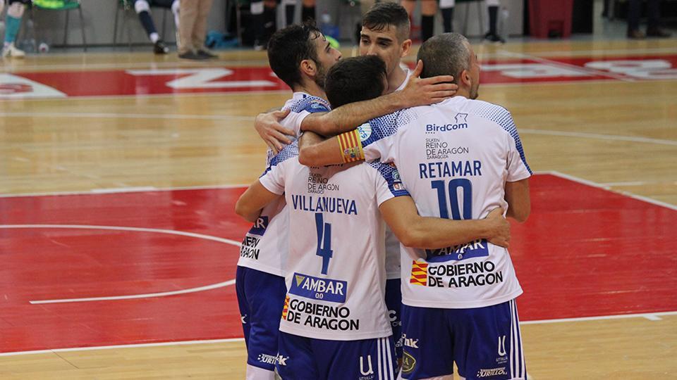 Los jugadores del Fútbol Emotion Zaragoza celebran un gol (Fotografía: Aitana Sánchez Herber)