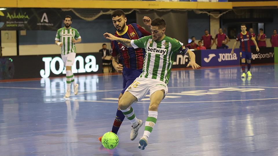 Rubén Cornejo. jugador del Real Betis Futsal, ante Matheus, del Barça.