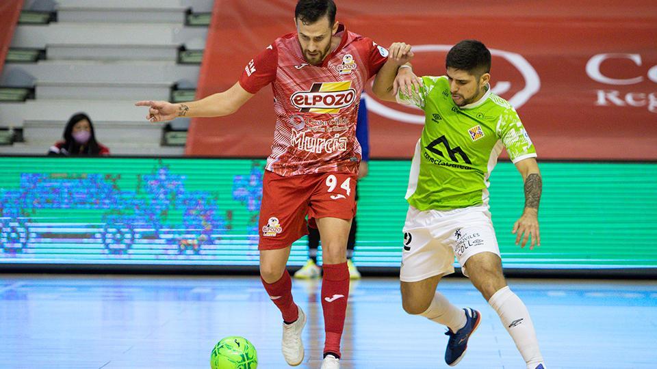 Paradynski, jugador de ElPozo Murcia Costa Cálida, ante Ángel Claudino, de Palma Futsal, durante un partido