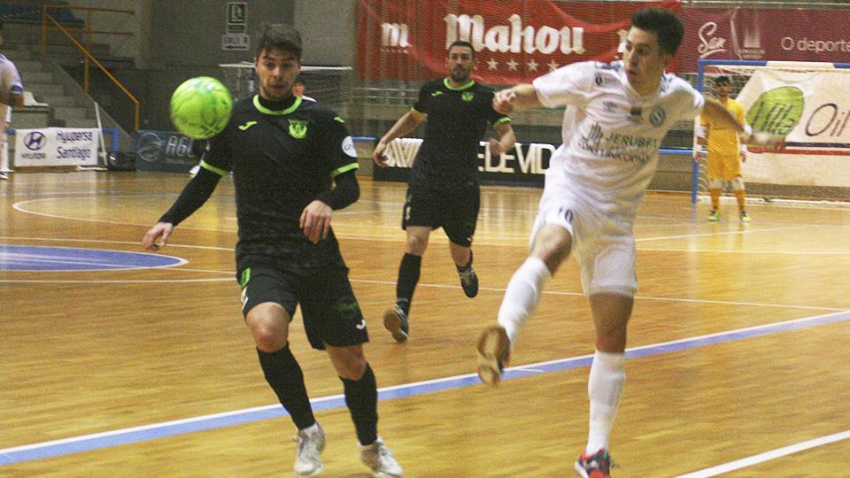 Cristian, del Santiago Futsal, y Dela, del CD Leganés, pugnan por el balón