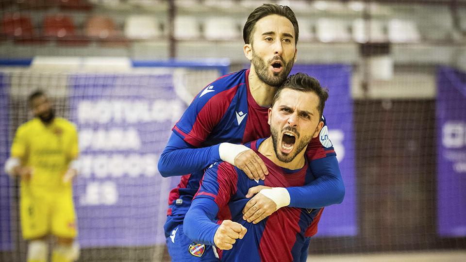 Rafa Usín y Rivillos celebran un tanto del Levante UD FS.
