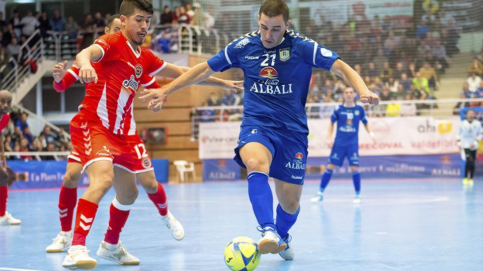 José Ruiz, del Viña Albali Valdepeñas, conduce el balón ante Franklin, del Jimbee Cartagena (Fotografía: ACP-FSV)
