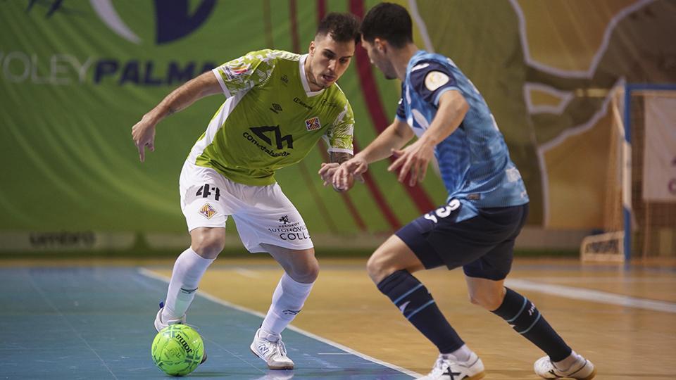 Mati Rosa, del Palma Futsal, conduce el balón ante Lucas Tripodi, de Inter FS