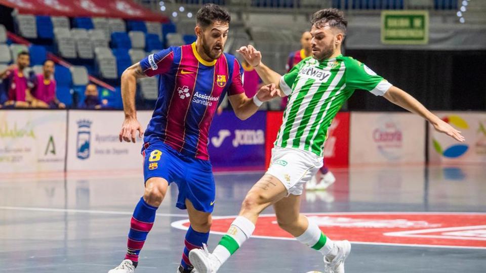 Adolfo, jugador del Barça, ante Ivi, del Real Betis Futsal. (Foto: Víctor Salgado - FCB)