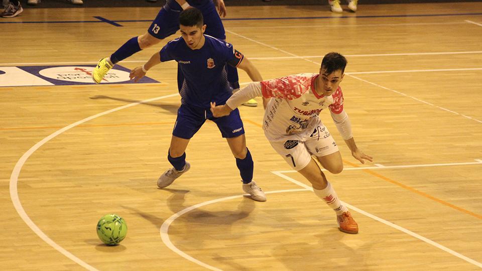 Pope, jugador del Noia Portus Apostoli, ante Ruiz, del Móstoles.