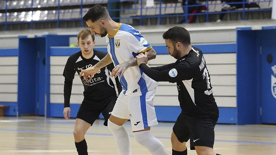 Palomares, jugador del CD Leganés, ante Manu Orellana, de la Unión África Ceutí.