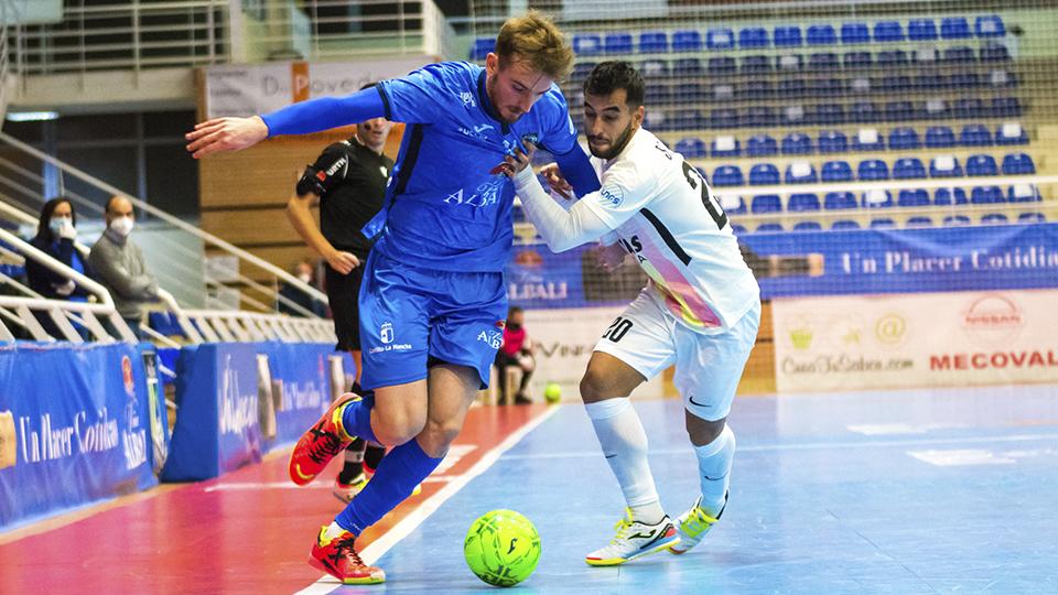 Sergio González, de Viña Albali Valdepeñas, conduce el balón ante Bermusell, de Industrias Santa Coloma.