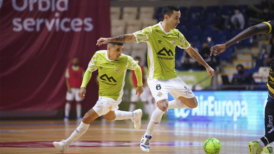 Joao, de Palma Futsal, conduce el balón.