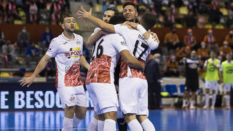 Los jugadores de ElPozo Murcia Costa Cálida celebran un gol (Fotografia: Pascu Méndez)