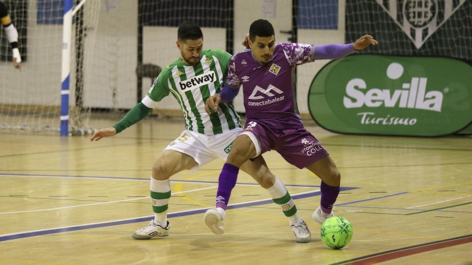 Hamza, jugador del Palma Futsal, protege el balón ante Rubén Cornejo, del Real Betis Futsal.