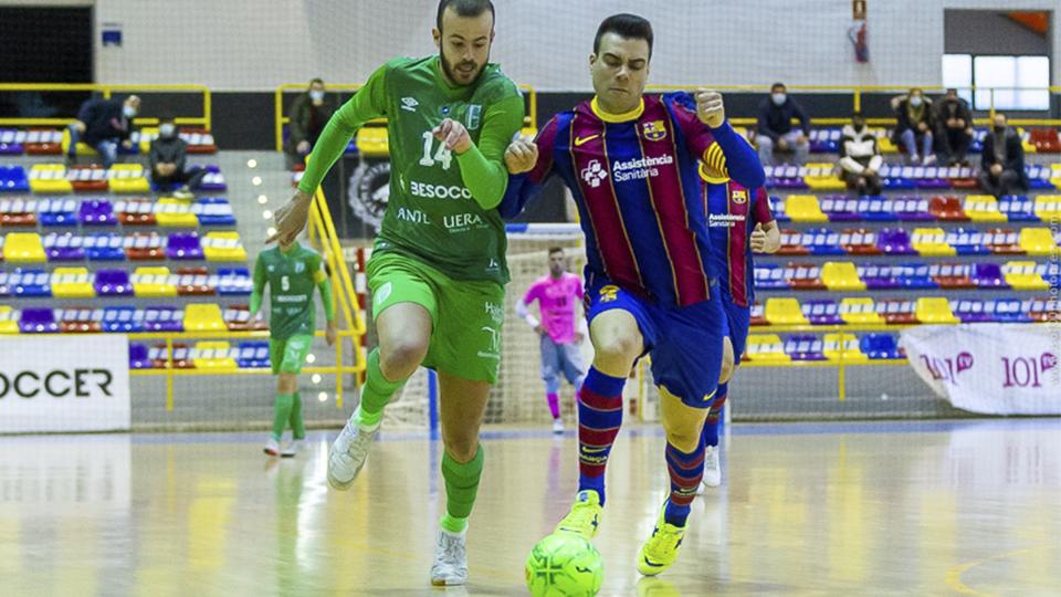 Javi Amorós, de BeSoccer UMA Antequera, y Sergio Lozano, del Barça, pelean por el balón.