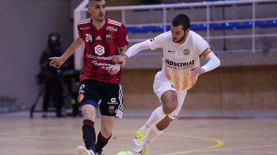 David Álvarez, de Industrias Santa Coloma, pugna por el balón con Adri Ortego, de Fútbol Emotion Zaragoza