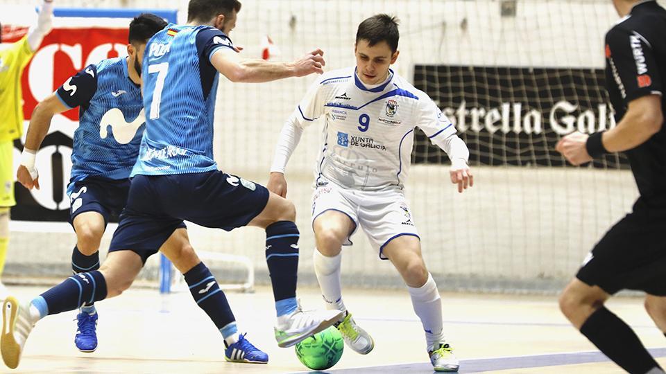 Isma, de O Parrulo Ferrol, conduce el balón ante dos rivales de Inter FS (Fotografía: Hugo Nidáguila / Instantes Momentos Fotográficos)
