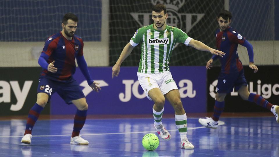 Eric Pérez, del Real Betis Futsal, conduce el balón ante Pedro Toro y Rubi Lemos, del Levante UD FS