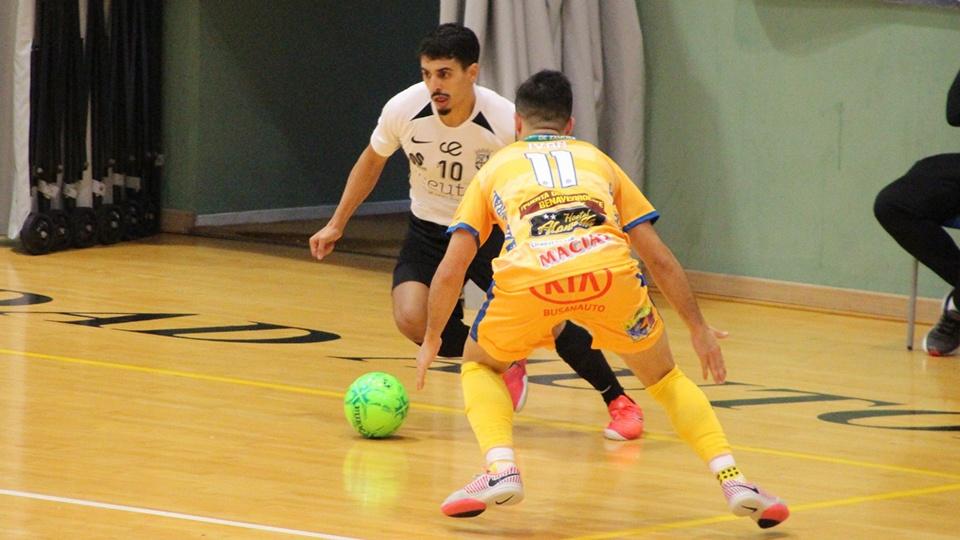 Galán, jugador de la Unión África Ceutí, conduce el balón durante un encuentro