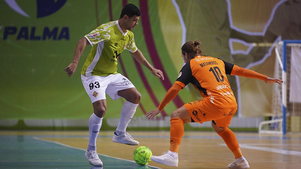 Vilela, del Palma Futsal, controla el balón ante Matamoros, del Burela FS