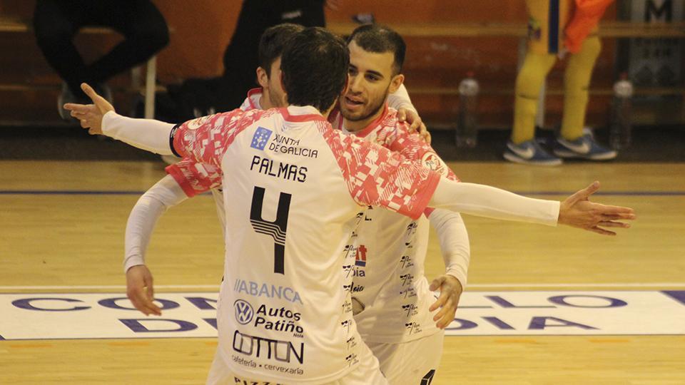 Los jugadores del Noia Portus Apostoli celebran un gol.