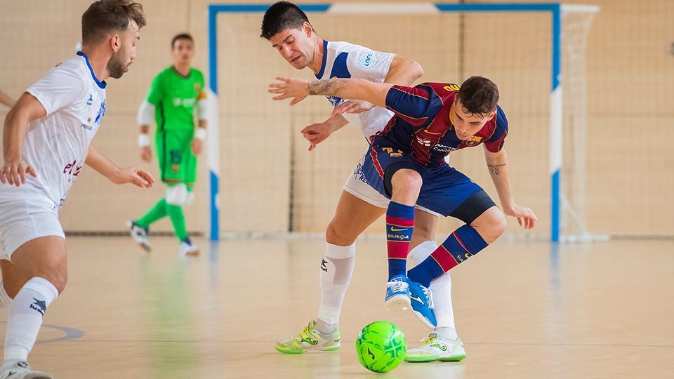 Chus y Álvaro López, de Manzanares FS,  pugnan por el balón con Rufino, de Barça B