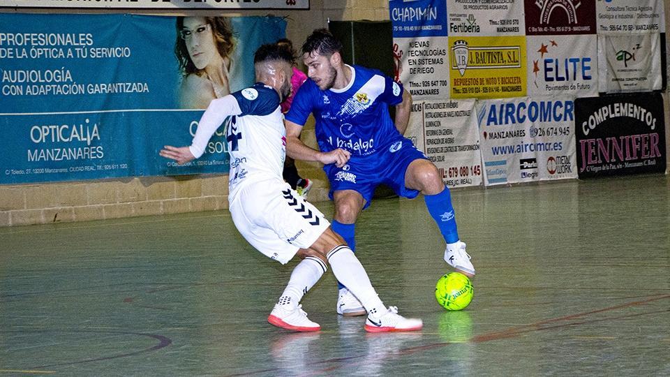 Otero, jugador del Manzanares Quesos El Hidalgo, ante Pipi, del Bisontes Castellón.