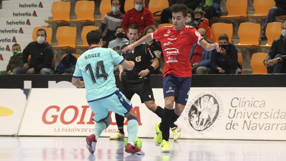 Tony, jugador de Osasuna Magna Xota, ante Roger, del Levante UD FS.