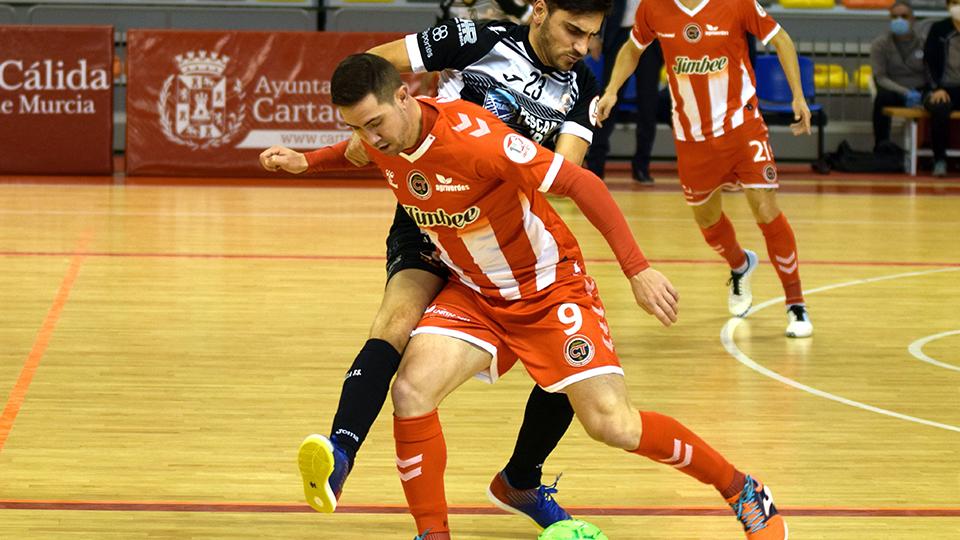 Bebe, del Jimbee Cartagena, conduce el balón ante Quíntela, de Burela FS